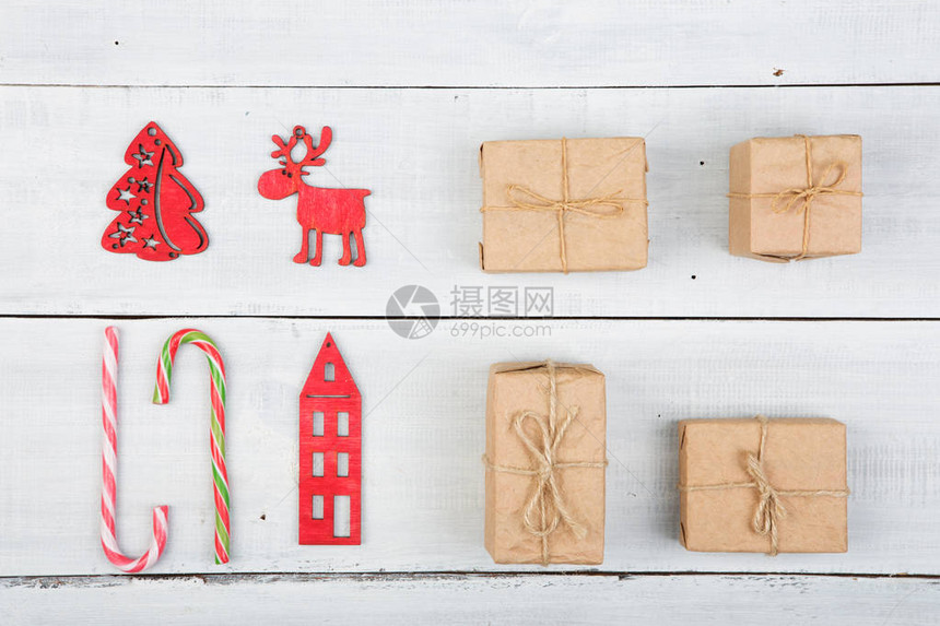 木制桌上的圣诞装饰Xmas树房屋天使鹿weets礼品图片