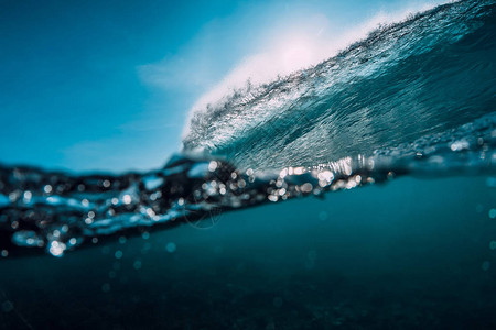 桶波在海洋中撞击冲浪的波浪图片