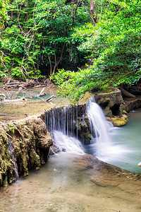 热带雨林上流的瀑布图片