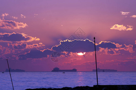 海上景观的日落海上的日出图片