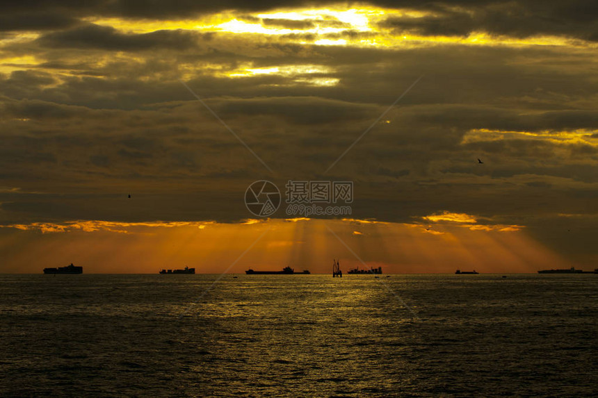 海上景观的日落海上的日出图片