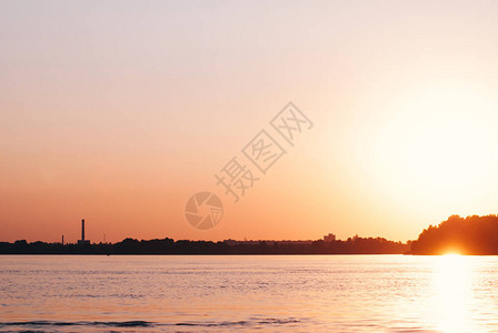 水面反射日落浪漫的风景河流图片