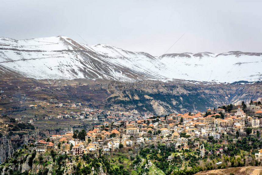 黎巴嫩山谷中的奇异城市雪冠山脉阴云多彩的一天图片