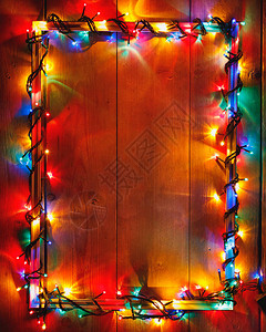 木背景的圣诞灯框图片