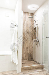 洗澡时用木制瓷砖玻璃门和挂浴背景图片