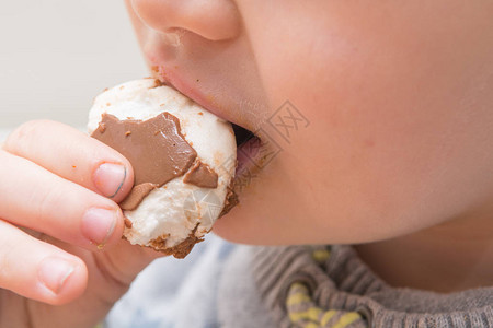 小孩吃含糖巧克力零食图片