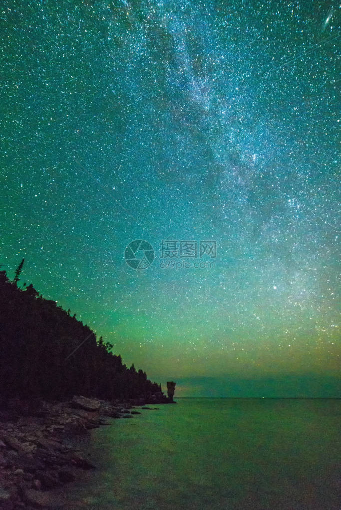 夜晚在格鲁吉亚湾湖岸边的图片