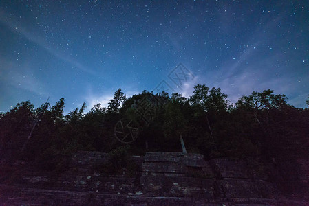 银形的天空和星空夜里在悬图片