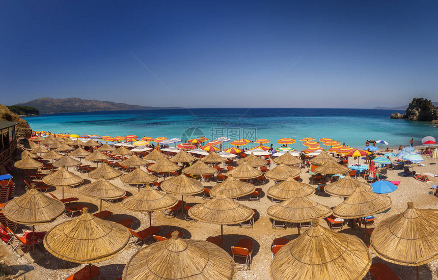 美丽的海滩与遮阳伞在阿尔巴尼亚度假图片