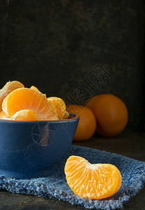 蓝碗橙橘色子片段在黑暗的生锈背景和文本图片