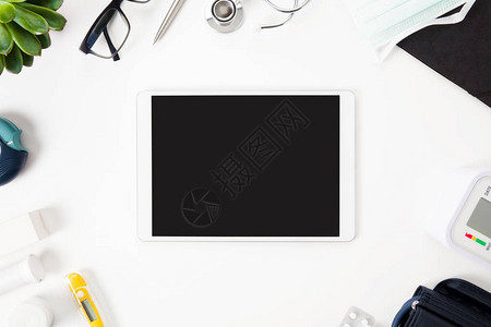 由平板电脑安排的顶部医疗设备视图白桌图片