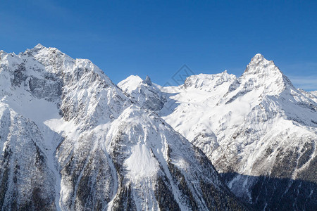 高加索山脉白雪皑的山脉的雄伟山峰图片