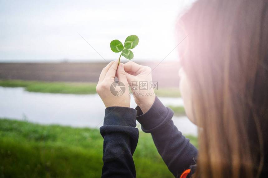 年轻成年拉丁女青年在图片