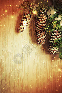 松果和铃铛作为复古风格的圣诞装饰品的特写视图图片