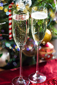 圣诞节背景的两支香槟笛图片