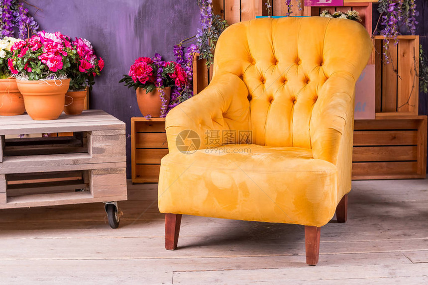 带舒适黄色扶手椅的露台休息室图片