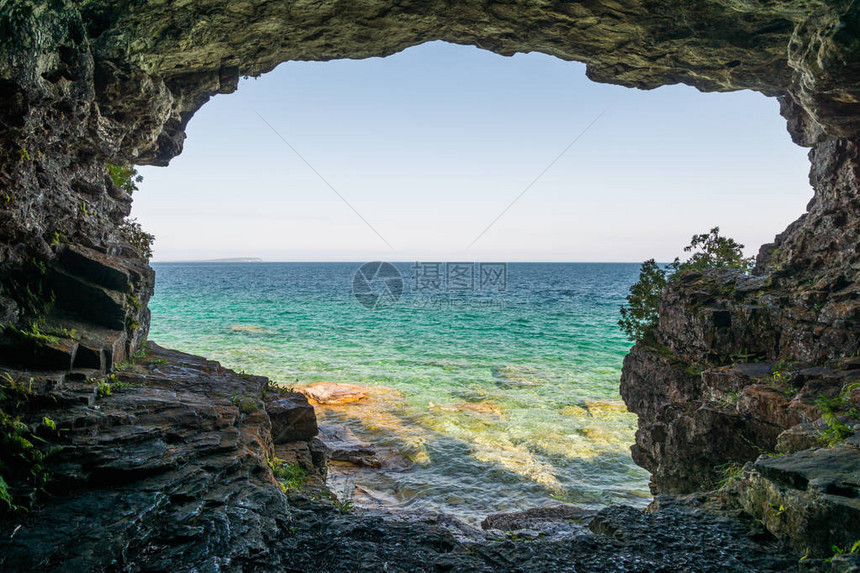 从塞浦路斯湖公园海岸线Bruce半岛海岸洞穴的图片