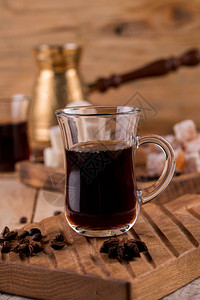 土耳其和咖啡木板上的土耳其软糖土耳其咖啡变成传统的压花图片