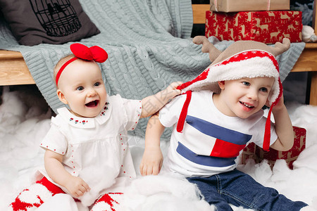 穿着红色头巾和白色裙子的可爱女婴肖像图片
