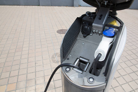 城市街道电源上的电动汽车充电站被堵住图片
