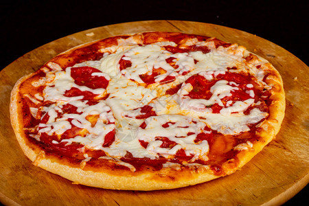 意大利腊肠和西红柿披萨图片