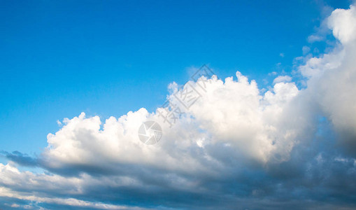 蓝云和白云背景阳光明媚云团积图片