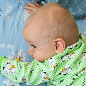 一岁大的婴儿奋力地向着他的目标爬去小快乐的男孩穿着轻绿图片