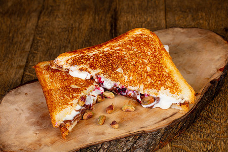 三明治配花生酱和奶油芝士图片