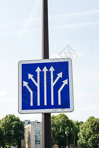 湛蓝的天空上的蓝色信息交通标志柱显示法国巴黎的多条大道分支图片