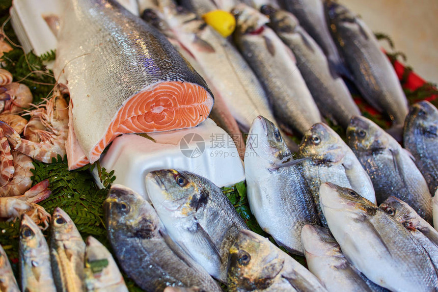 在街头鱼市上鲜鱼和海鲜被卖掉土耳图片