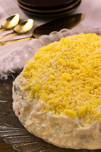 蟹肉黄瓜奶酪和鸡蛋配黄酱的开胃菜图片