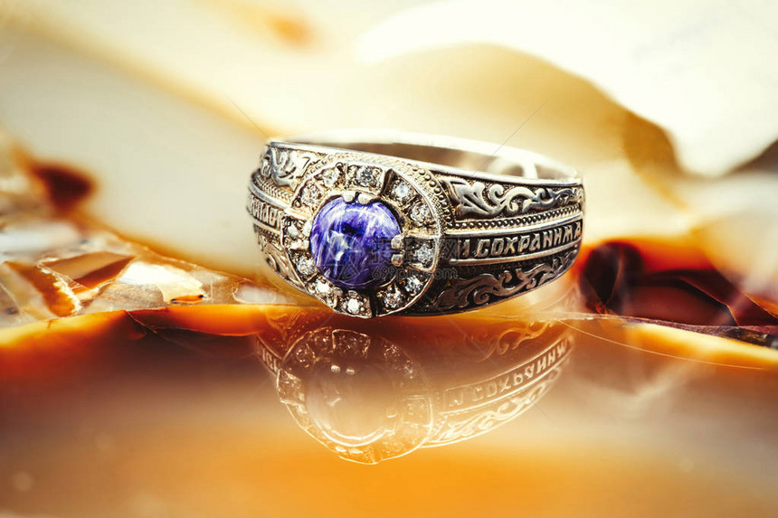 蓝宝石金属环在琥珀背图片