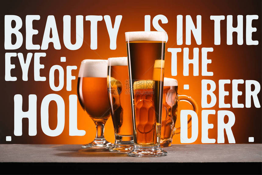 橙色背景下的啤酒杯子美容在啤酒持有者眼图片