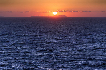 日落时的地平线海与孤岛隔绝希腊群岛之间的海景日高清图片