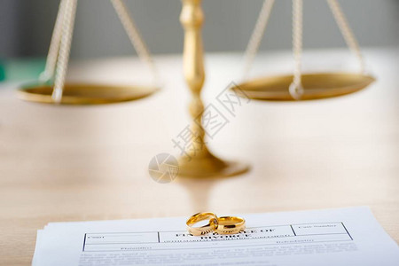 破碎的金婚戒离婚法令文件离婚和分图片