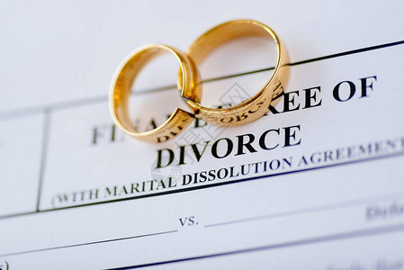 破碎的金婚戒离婚法令文件离婚和分图片