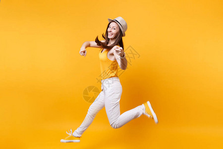 戴着草帽的兴奋微笑年轻快乐跳高女人的肖像图片