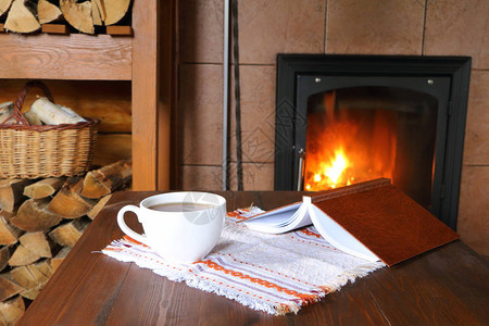 白茶杯子白茶杯子放在壁炉前的桌图片
