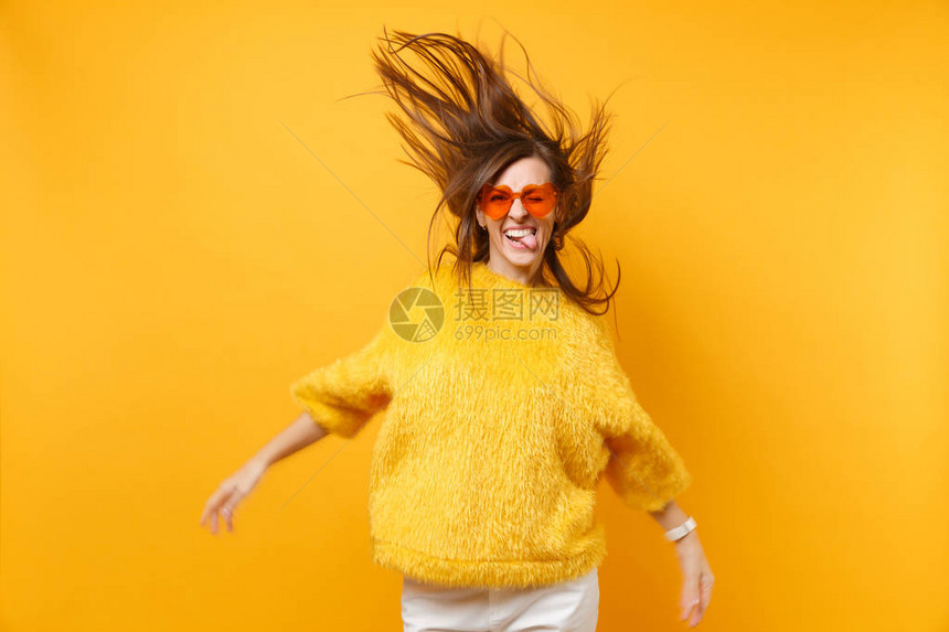 穿着毛衣心形橙色眼镜露出舌头的滑稽少女图片
