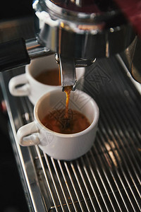 咖啡制造器和两杯含浓缩咖啡图片
