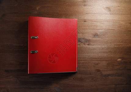 木桌背景上的红色办公室文件夹具有复制空间的空白文件夹背景图片
