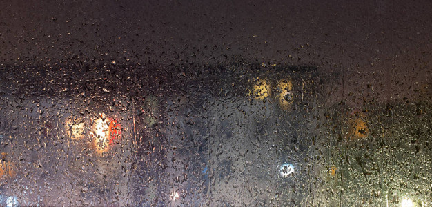 雨夜和雨水覆盖玻璃的视窗图片