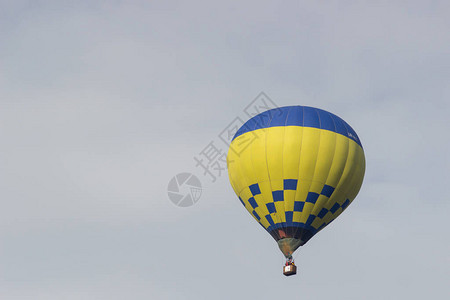 空中飞翔的热气球多姿彩旅图片
