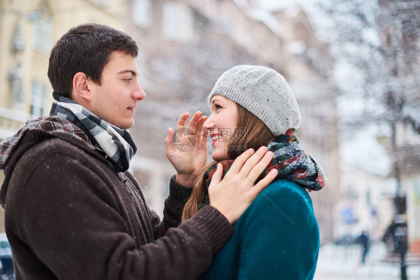穿着格子围巾的年轻情侣在冬图片