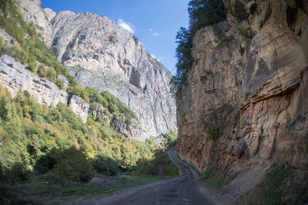 骑行山路在高山的雾蒙的山路多云图片