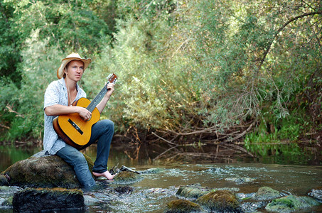 森林中河水上的乡村音乐图片