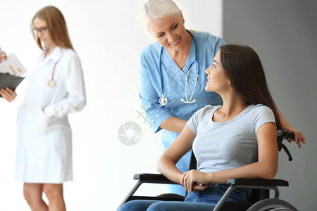 残疾青年妇女在诊所有图片