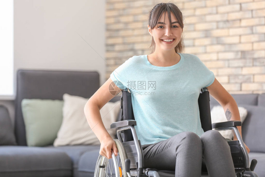 在家坐轮椅的年轻女人图片