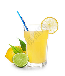 白色背景上的一杯新鲜柠檬汁图片