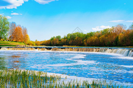 西拉脱维亚库尔泽梅的库尔迪加Kuldiga瀑布中图片